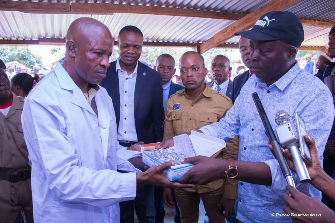 Kabambare : Auguy Musafiri remet un lot important des médicaments et matériels de prévention Ebola à l’Hôpital Général de Référence de Salamabila