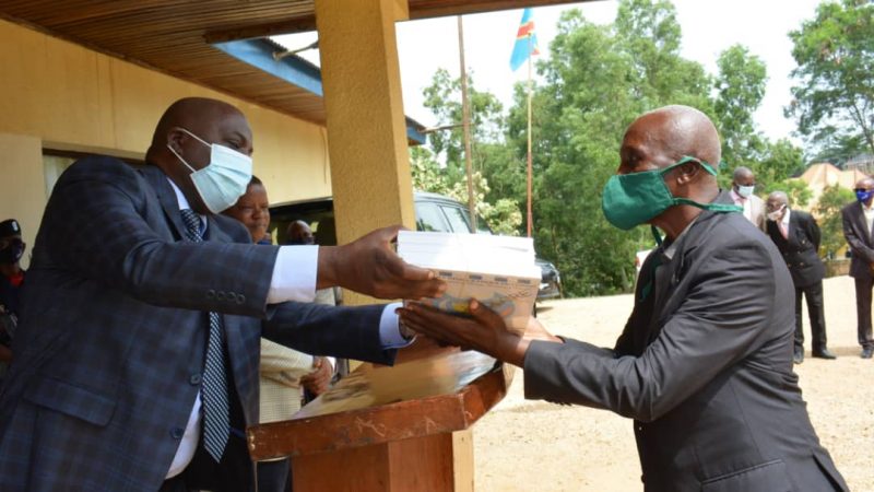Maniema : le Gouverneur Musafiri remet des bulletins scolaires aux Chefs d’établissements