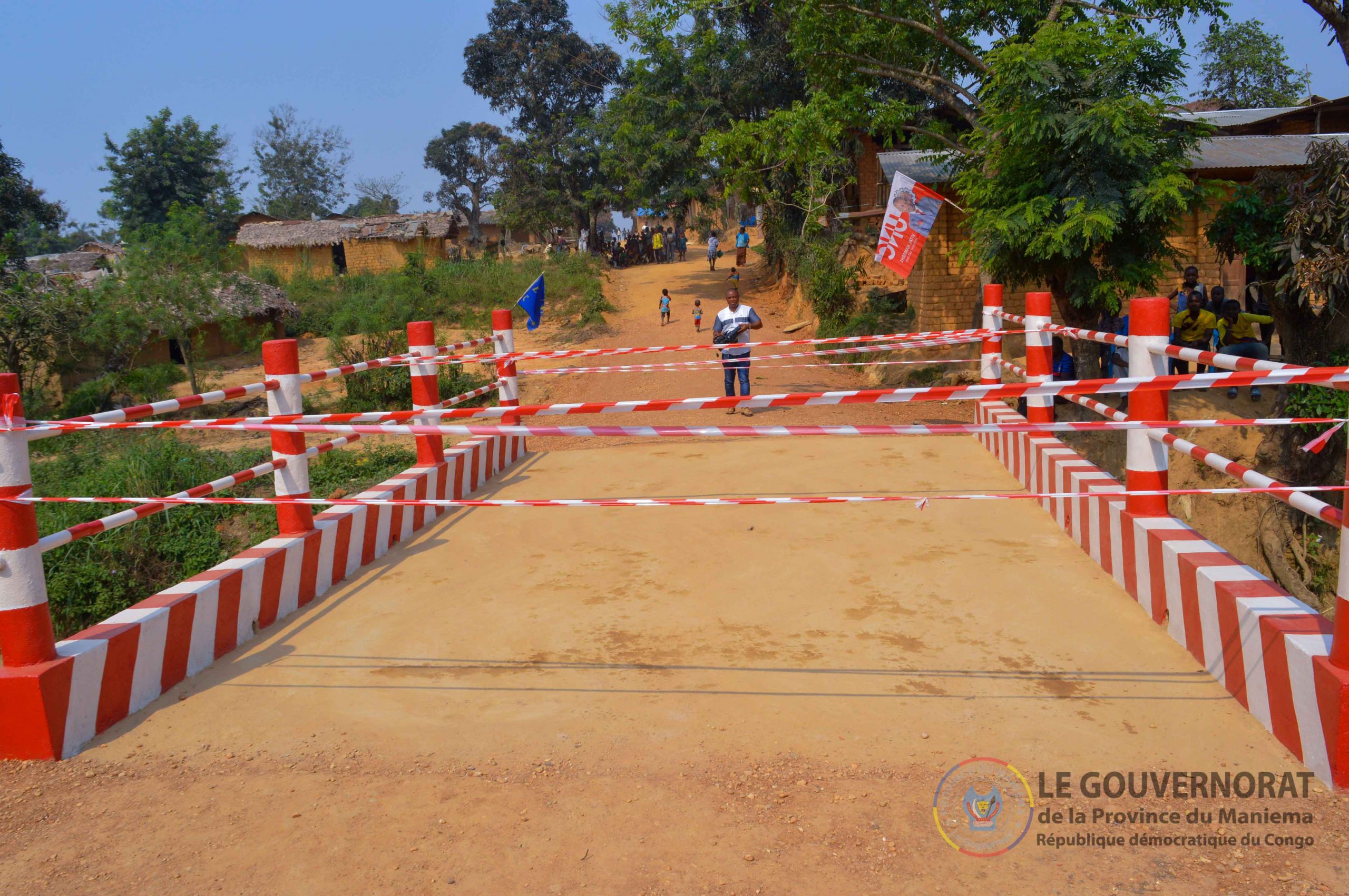 Kindu : Le Gouverneur ad intérim idrissa Mangala inaugure un pont en béton armé reliant les communes de Kasuku et Mikelenge sur l’avenue Okenge